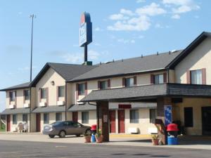 un edificio con un coche aparcado delante de él en USA Inns of America, en Doniphan