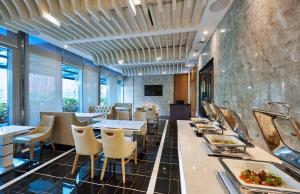 Телевизор и/или развлекательный центр в Mercure Singapore Bugis