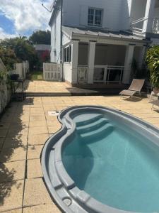 圣皮埃尔Villa Corbeil的房子前面的游泳池