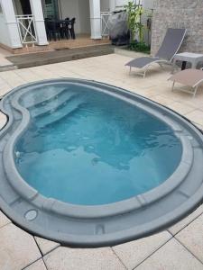 圣皮埃尔Villa Corbeil的庭院里的一个蓝色的大泳池