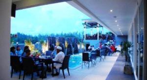 un gruppo di persone sedute ai tavoli di un ristorante di Amin Resort a Ban Thalat Choeng Thale Altre 72 foto