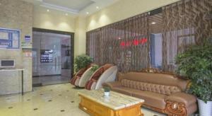 una hall con un divano e delle sedie in un negozio di GreenTree Inn Sichuan Chengdu Airport Road Express Hotel a Chengdu