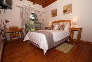 um quarto com uma cama grande e uma janela em Huys ten Bosch em Potchefstroom