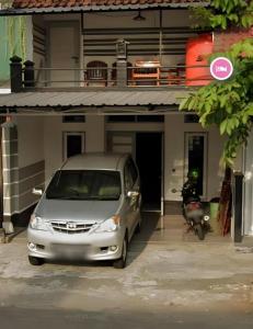 a silver car parked in front of a house at Hotel O Homestay Kita Purworejo in Pangenjurutengah