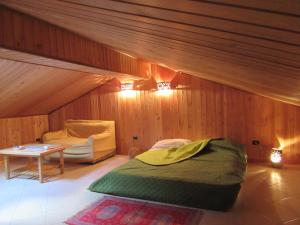 Habitación con cama, mesa y silla en Casa vacanze Europa, en Geraci Siculo