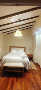 a bedroom with a large bed with white sheets at Sierra Nevada Rent Superior in Sierra Nevada