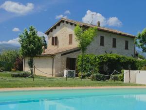 ein Haus und ein Pool vor einem Haus in der Unterkunft Modern holiday home in Foligno - Loc with pool in Case Vecchie + 80 Fotos
