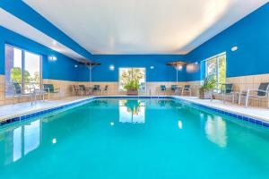 帕克斯堡汉普顿帕克市中心酒店（Hampton Inn and Suites Parkersburg Downtown）的拥有蓝色墙壁的酒店游泳池