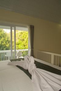 Un dormitorio con una cama con una toalla encima. en Villa Pangkung, en Uluwatu