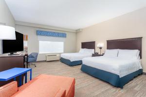 帕克斯堡汉普顿帕克市中心酒店（Hampton Inn and Suites Parkersburg Downtown）的一间配有两张床和一台平板电视的酒店房间 更多33张照片