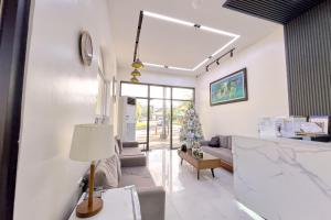 クラークにあるOlle Hotel Clark City powered by Cocotelのソファとテーブルのあるリビングルーム