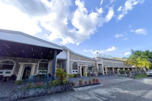 クラークにあるOlle Hotel Clark City powered by Cocotelの通りにある建物の店先