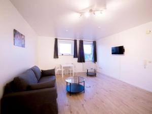 una sala de estar con un sofá y una mesa en Apartment im Zentrum von Ahrensburg, en Ahrensburg