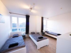 Un dormitorio con dos camas y una gran ventana. en Apartment im Zentrum von Ahrensburg, en Ahrensburg 4 fotos más