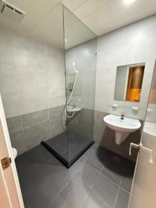 ein Badezimmer mit Dusche und Waschbecken in der Unterkunft The Prince Hotel in Tainan