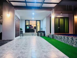 an empty lobby with a green lawn in the middle at Pooky Pool Villa Aonang in Ban Nong Chaeng +127 photos