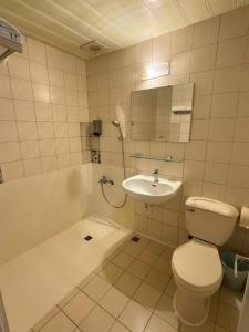ein Badezimmer mit Toilette und Waschbecken in der Unterkunft The Prince Hotel in Tainan