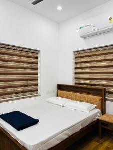 Postel nebo postele na pokoji v ubytování GREEN VILLA CHIRACKAL GARDENs