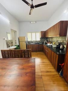 Kuchyň nebo kuchyňský kout v ubytování GREEN VILLA CHIRACKAL GARDENs + 4 fotografie