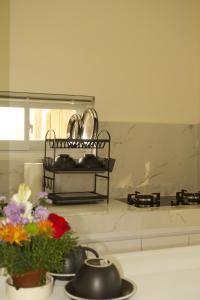 una cocina con encimera con flores y fregadero en Villa Pangkung, en Uluwatu