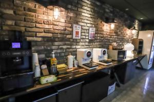 Tetera y cafetera en 호텔 에비뉴 10 fotos más