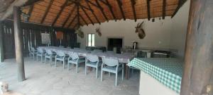 Lama Lama Game Reserve في Mount Hope: طاولة طويلة في غرفة مع كراسي وطاولات +61 صورة
