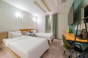 Una televisión o centro de entretenimiento en 호텔 에비뉴