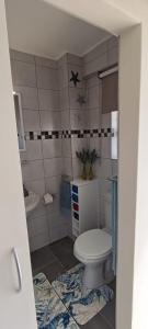 un bagno con un water e un lavandino di Bella Vanti Views Self Catering a West Point