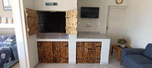 un soggiorno con bancone, TV e divano di Bella Vanti Views Self Catering a West Point