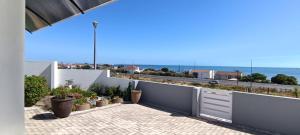 un balcone con vista sull'oceano di Bella Vanti Views Self Catering a West Point