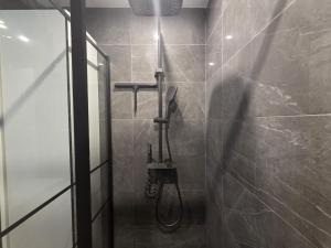 ein Badezimmer mit Dusche mit Duschkopf in der Unterkunft Joli 4 pièces - Terrasse vue mer - Parking - FC in Saint-Laurent-du-Var