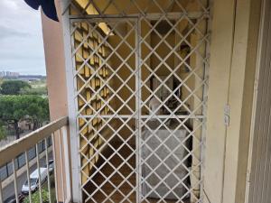 ein Bär in einem Käfig an der Seite eines Balkons in der Unterkunft Joli 4 pièces - Terrasse vue mer - Parking - FC in Saint-Laurent-du-Var + 3 Fotos