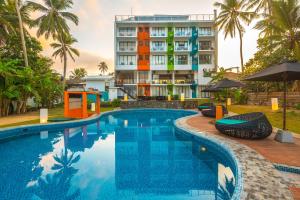 Piscina de la sau aproape de Mask & Tide