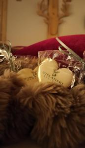 un cuore in una scatola con una candela dentro di Wiślański Renifer a Wisła Altre 25 foto