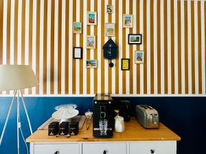 a table with a blender and a clock on a wall at Ecrin de Saône in Seurre