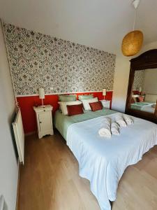 SeurreEcrin de Saône的有两张床和一面红墙的卧室