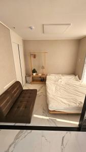 Giường trong phòng chung tại Lighthouse Loft