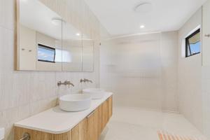 Ένα μπάνιο στο Serenity at Salt - Beachside Beauty by uHoliday +13 φωτογραφίες