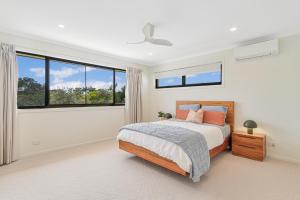 Ένα ή περισσότερα κρεβάτια σε δωμάτιο στο Serenity at Salt - Beachside Beauty by uHoliday