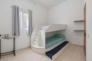 an empty hospital bed in a room with a window at Doce Lar 58-Casa de Hóspedes in Cabo de Santo Agostinho