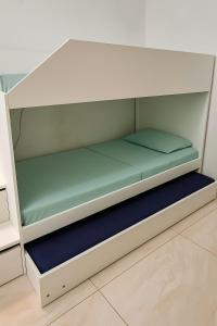 a white bunk bed with a blue mattress at Doce Lar 58-Casa de Hóspedes in Cabo de Santo Agostinho