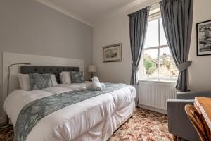 um quarto com uma cama grande e uma janela em Market Street No 28a - St Andrews em St Andrews