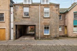 uma entrada para um edifício de tijolos com garagem em Market Street No 28a - St Andrews em St Andrews