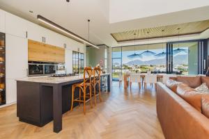 Χώρος καθιστικού στο Fairbourne's View, Kingswood Golf Estate George