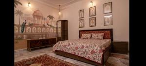 Un dormitorio con una cama y un cuadro en la pared. en PichwaiHouse, en Jaipur