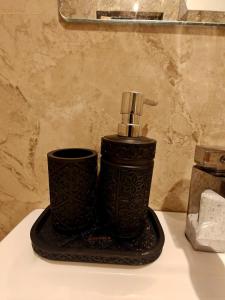 Un dispensador de jabón negro encima de un fregadero. en PichwaiHouse, en Jaipur 55 fotos más