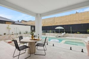 Piscina de la sau aproape de The Sanctuary Luxe Pool Retreat Near The Beach