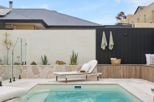 Piscina de la sau aproape de The Sanctuary Luxe Pool Retreat Near The Beach