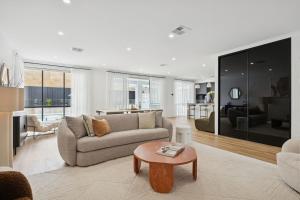 O zonă de relaxare la The Sanctuary Luxe Pool Retreat Near The Beach