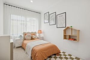 Un pat sau paturi într-o cameră la The Sanctuary Luxe Pool Retreat Near The Beach +50 fotografii